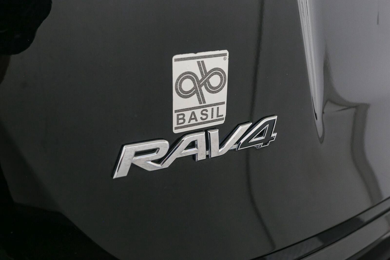Used 2018 Toyota RAV4 LE w/ All Weather Liner Package AWD/4WD image 10