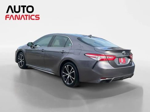 Used 2019 Toyota Camry SE FWD image 3