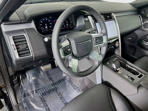 Used 2025 Land Rover Discovery Dynamic SE image 9