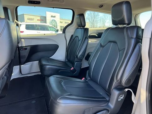 Used 2024 Chrysler Pacifica Touring-L FWD image 4