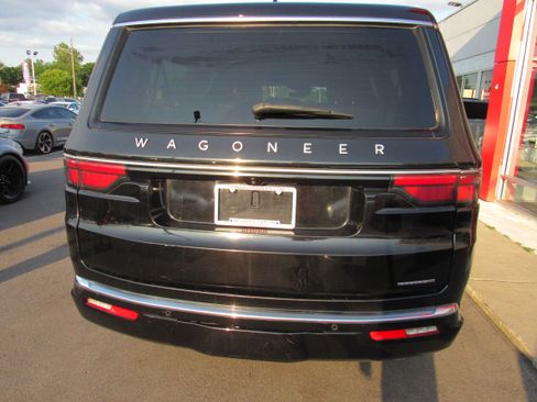 Used 2024 Jeep Wagoneer L Series II w/ Flexible Seating Group AWD/4WD image 6