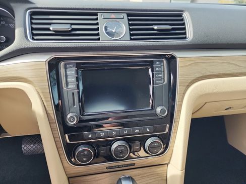 Used 2017 Volkswagen Passat 1.8T SE image 12