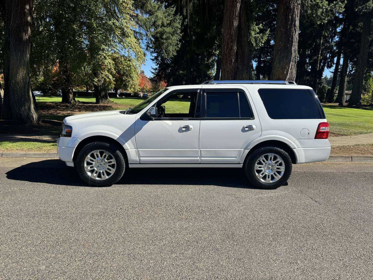 Used 2013 Ford Expedition Limited AWD/4WD image 2