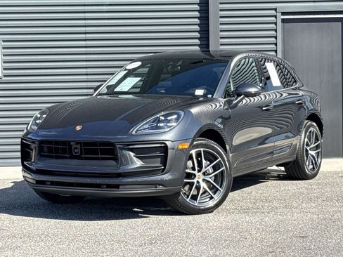 Certified 2025 Porsche Macan image 1