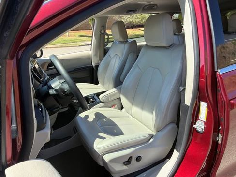 Used 2021 Chrysler Voyager Lxi image 9