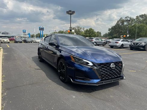 Used 2023 Nissan Altima 2.5 SR w/ SR Premium Package FWD image 7
