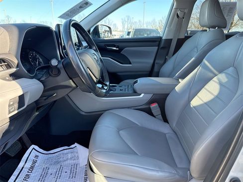 Used 2020 Toyota Highlander XLE image 21