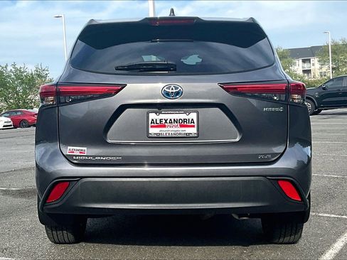 Used 2022 Toyota Highlander XLE image 4