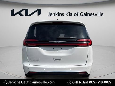 Used 2024 Chrysler Pacifica Touring-L FWD image 3