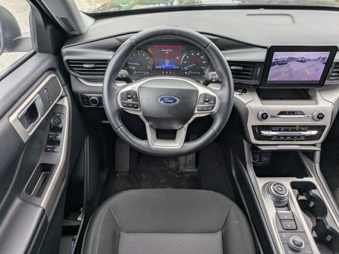 Used 2023 Ford Explorer XLT AWD/4WD image 16