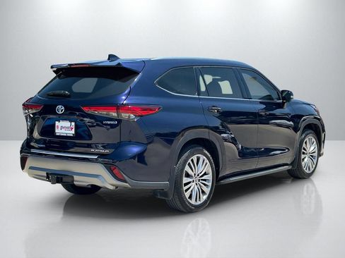 Used 2023 Toyota Highlander Platinum FWD image 5