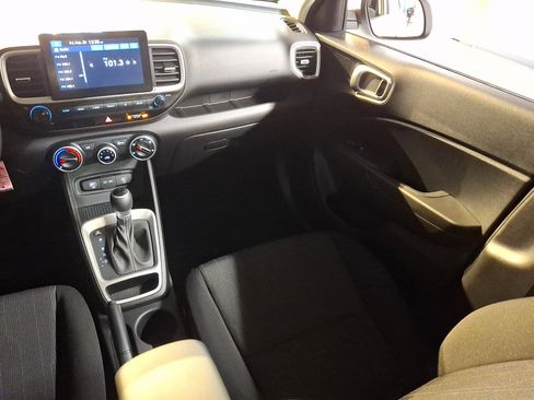 New 2025 Hyundai Venue SE image 9