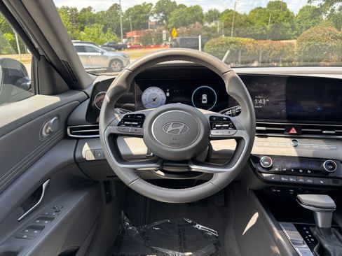 Used 2025 Hyundai Elantra SEL FWD image 34