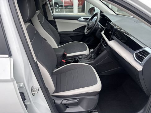 Used 2025 Volkswagen Taos SE AWD/4WD image 36