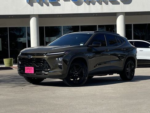 Used 2024 Chevrolet Trax ACTIV w/ Driver Confidence Package image 2