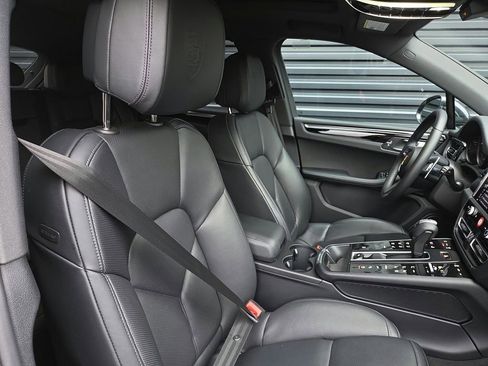 Certified 2025 Porsche Macan image 19
