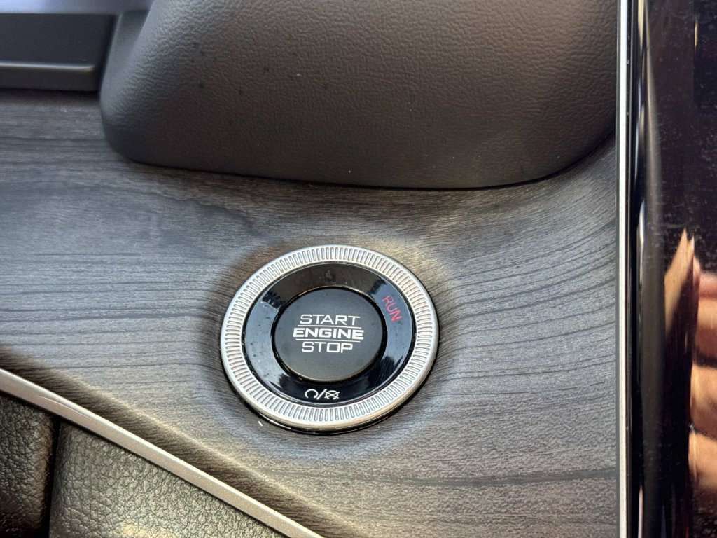 Used 2023 Jeep Grand Cherokee Limited AWD/4WD image 29