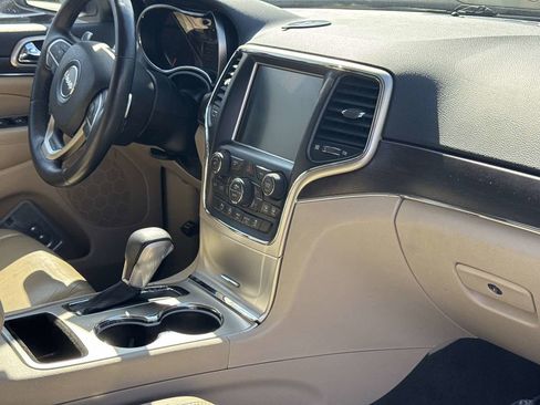 Used 2017 Jeep Grand Cherokee Limited image 11