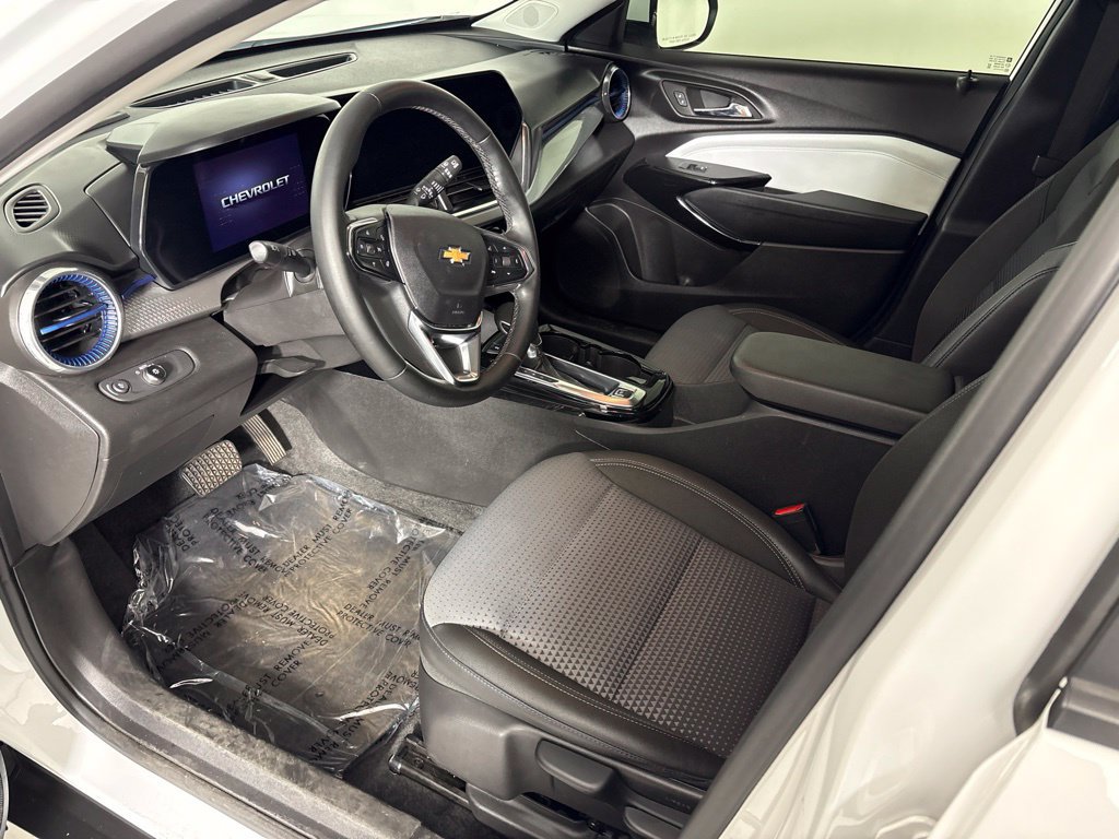 Used 2025 Chevrolet Trax LT w/ LT Convenience Package FWD image 29