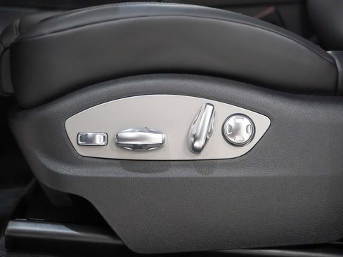 Used 2026 Porsche Macan AWD/4WD image 25