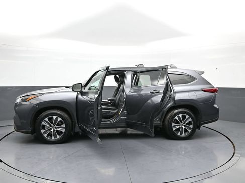 Used 2022 Toyota Highlander XLE AWD/4WD image 45