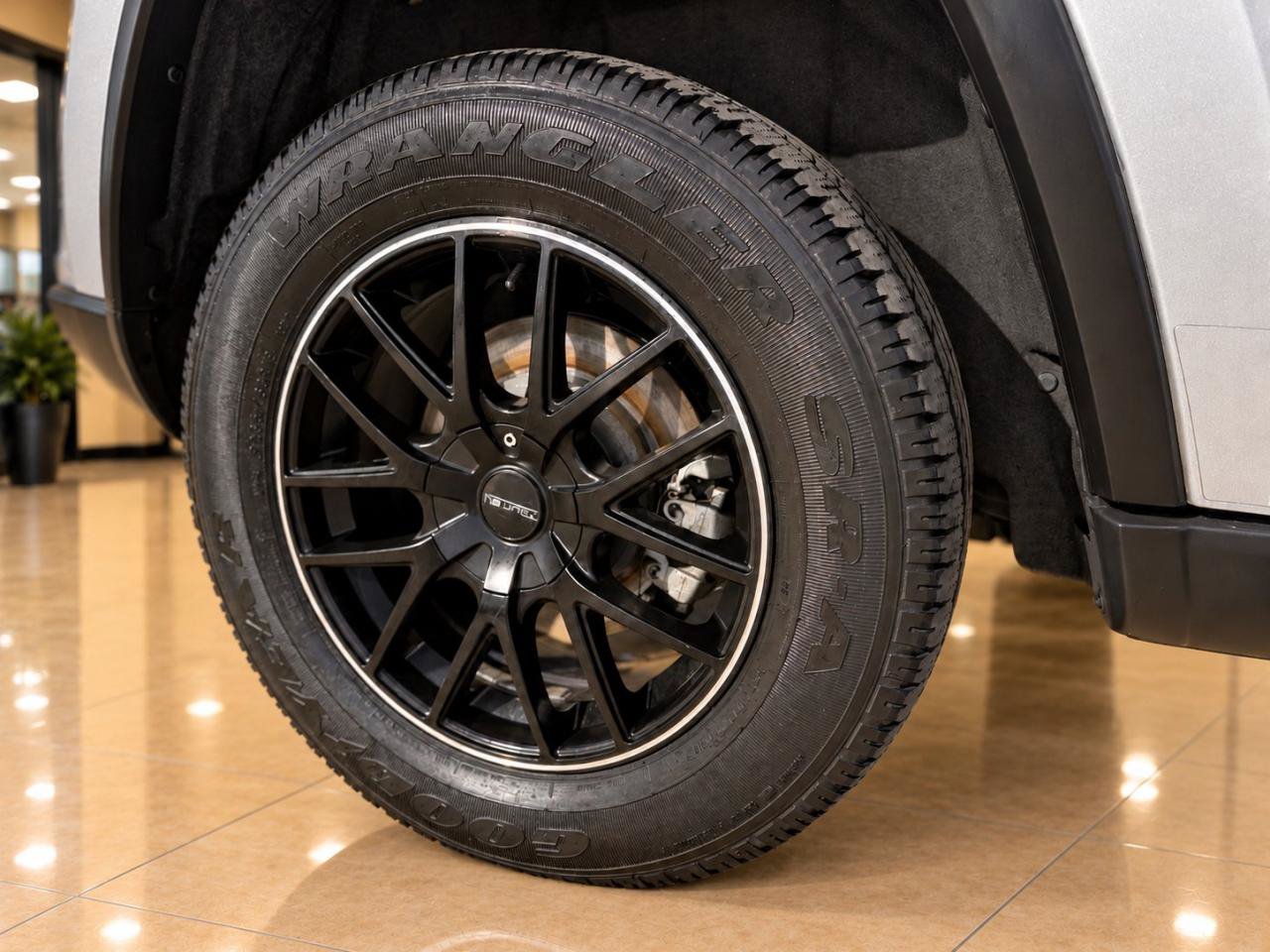 Used 2012 Jeep Grand Cherokee Laredo RWD image 9