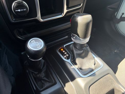 Used 2023 Jeep Gladiator Sport AWD/4WD image 20
