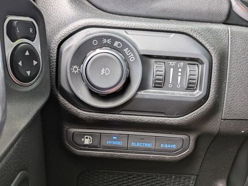 Used 2022 Jeep Wrangler Unlimited Sahara w/ Cold Weather Group AWD/4WD image 26