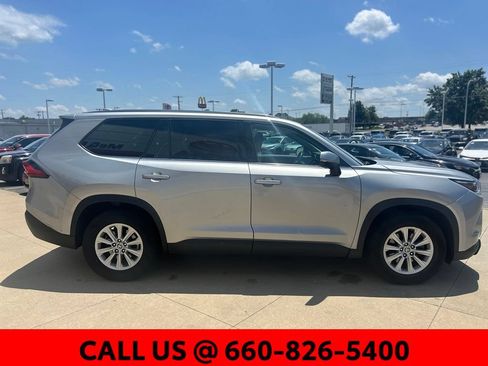 Used 2024 Toyota Grand Highlander FWD image 3