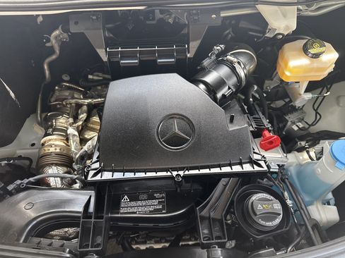 Used 2024 Mercedes-Benz Sprinter 2500 image 32