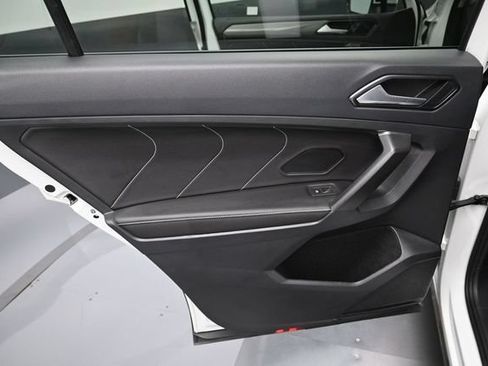 Used 2023 Volkswagen Tiguan SE w/ Panoramic Sunroof Package FWD image 29
