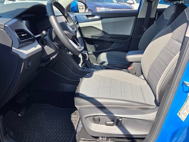 Used 2023 Volkswagen Taos SE w/ Black Wheel Package FWD image 5