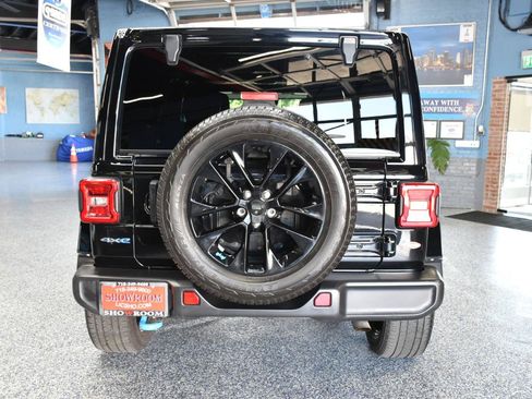 Used 2023 Jeep Wrangler Unlimited Sahara AWD/4WD image 5