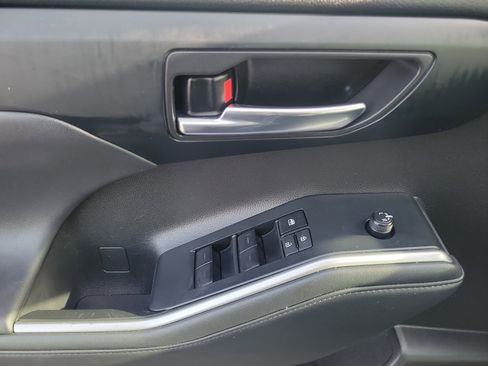 Used 2022 Toyota Highlander XLE image 18