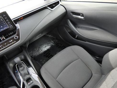 Used 2020 Toyota Corolla LE image 11