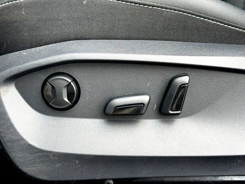 Used 2023 Volkswagen Taos SE w/ Panoramic Sunroof Package FWD image 13