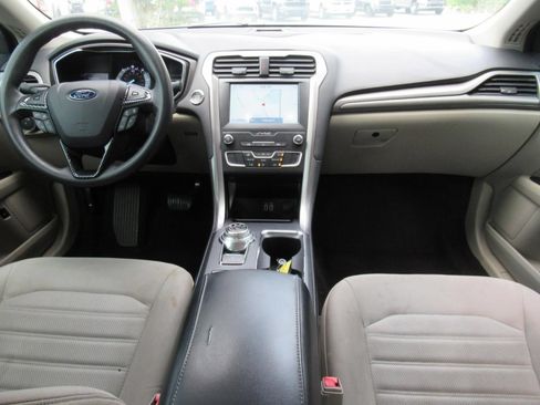 Used 2020 Ford Fusion SE FWD image 12