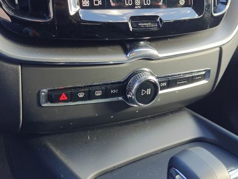 Used 2025 Volvo XC60 B5 Core image 19