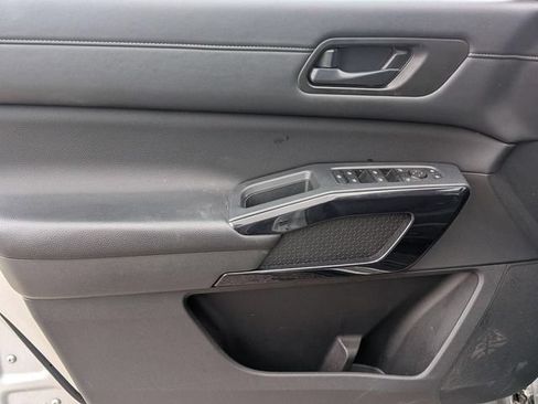 Used 2025 Nissan Pathfinder SV FWD image 20