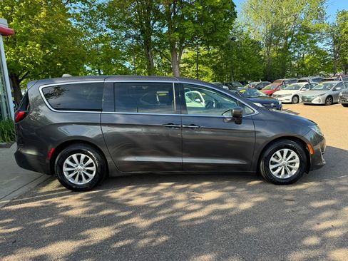 Used 2019 Chrysler Pacifica Touring Plus FWD image 7