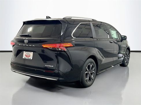 New 2026 Toyota Sienna Platinum image 4