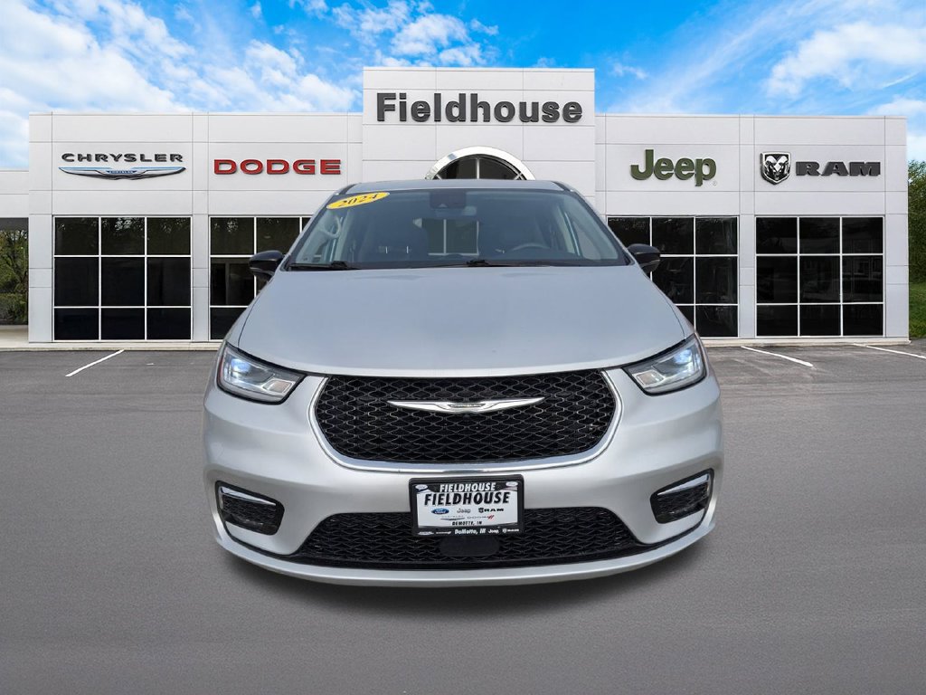 Used 2024 Chrysler Pacifica Touring-L FWD image 2
