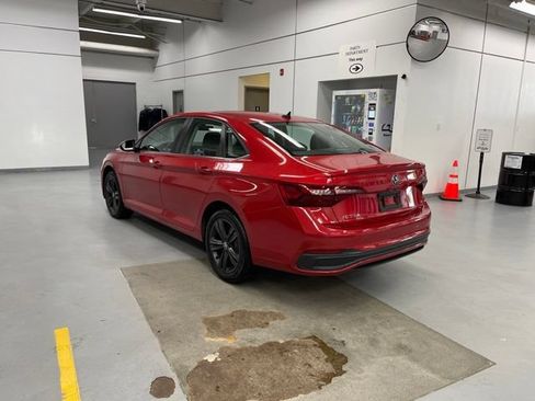 Used 2022 Volkswagen Jetta SE w/ Panoramic Sunroof Package FWD image 2