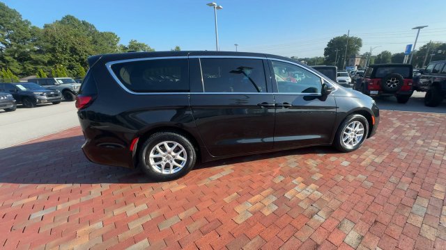 Used 2023 Chrysler Pacifica Touring-L FWD image 3