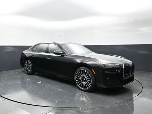 Used 2025 BMW 760i xDrive w/ Executive Package AWD/4WD image 2