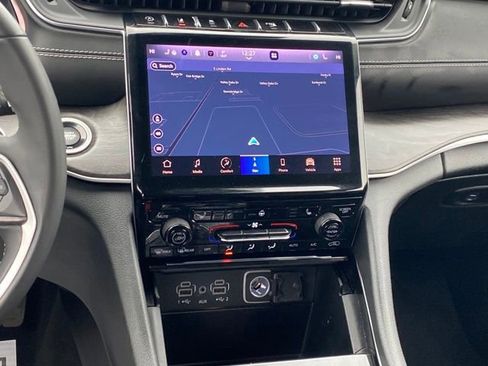 Used 2023 Jeep Grand Cherokee Limited image 10