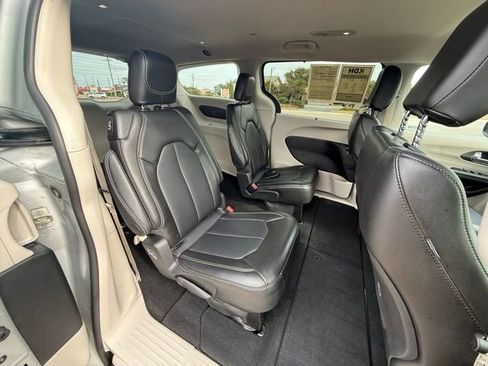 Certified 2024 Chrysler Pacifica Touring-L image 13