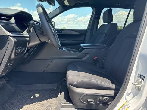 Used 2024 Jeep Grand Cherokee Laredo X AWD/4WD image 6