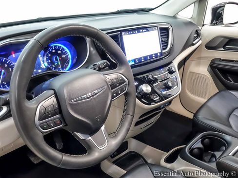 Used 2024 Chrysler Pacifica Touring-L FWD image 15