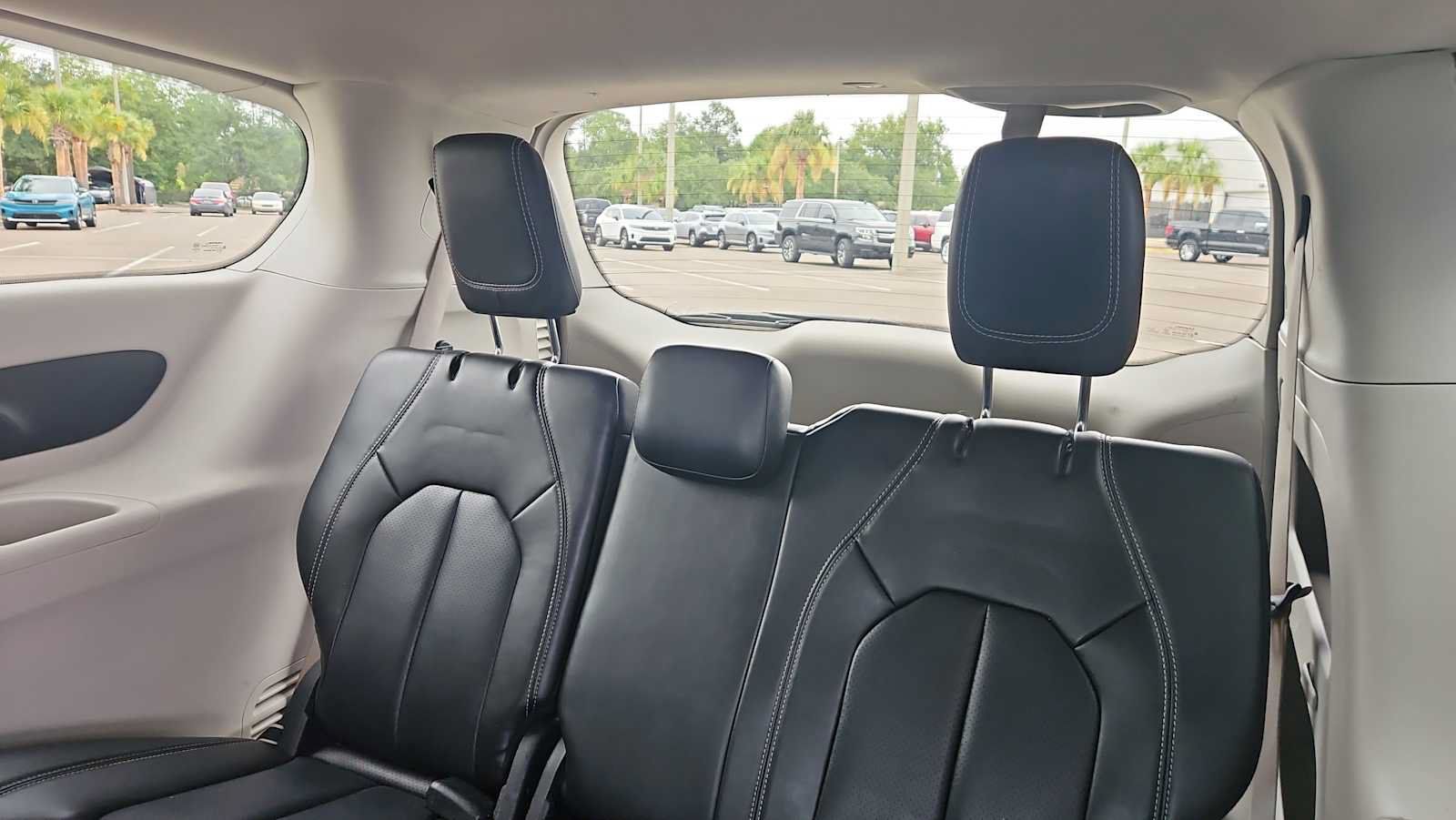 Used 2023 Chrysler Pacifica Touring-L FWD image 25